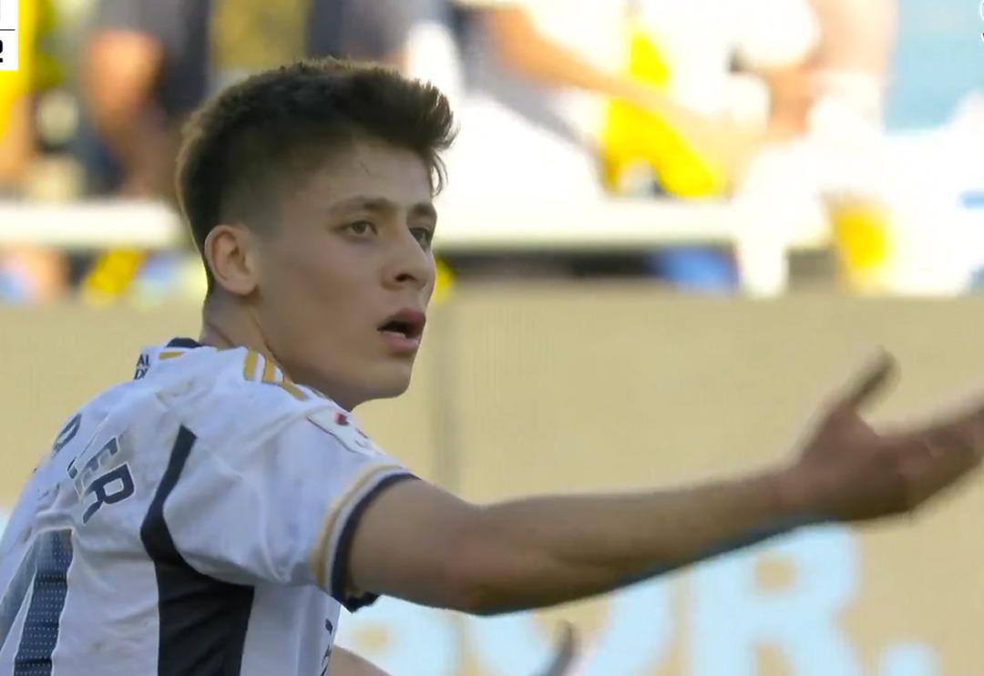 Arda G&uuml;ler'in ka&ccedil;ırdığı pozisyon t&uuml;m T&uuml;rkiye'yi kahretti! Dakikalar 90+8'i g&ouml;sterdiğinde kaleciyle karşı karşıya kaldı ama...