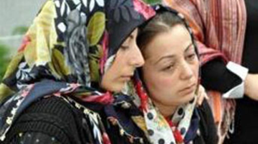 Kendisi i&ccedil;in &ouml;len eşine ağladı