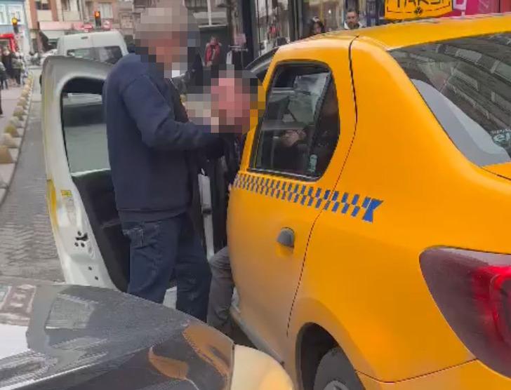 Taksici ile sürücü birbirine girdi, yumruklar havada uçuştu! O anlar kamerada G1