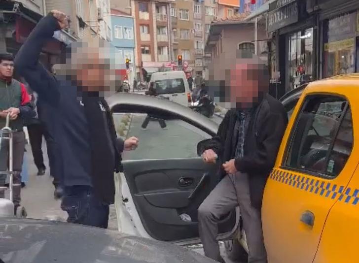 Taksici ile sürücü birbirine girdi, yumruklar havada uçuştu! O anlar kamerada G3