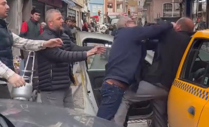 Taksici ile sürücü birbirine girdi, yumruklar havada uçuştu! O anlar kamerada G4