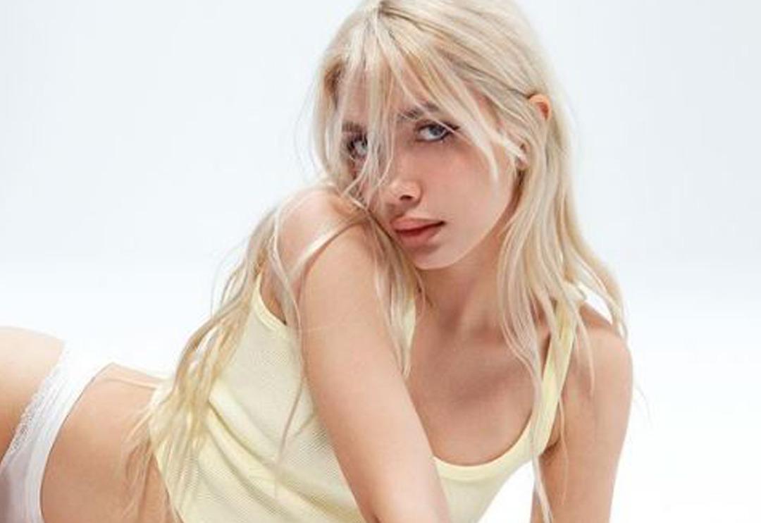 Aleyna Tilki s&uuml;per minisiyle sahnelere d&ouml;nd&uuml;! Mini elbisesiyle dans ederken zor anlar yaşadı