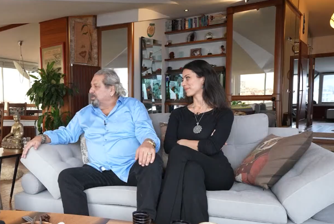 Erman Toroğlu ve kendisinden 35 yaş k&uuml;&ccedil;&uuml;k eşi Ezgi Yavuz, l&uuml;ks eviyle g&uuml;ndemde! Yatak odasındaki aynalar ve 'evde &ccedil;ıplak gezme anısı' olay oldu