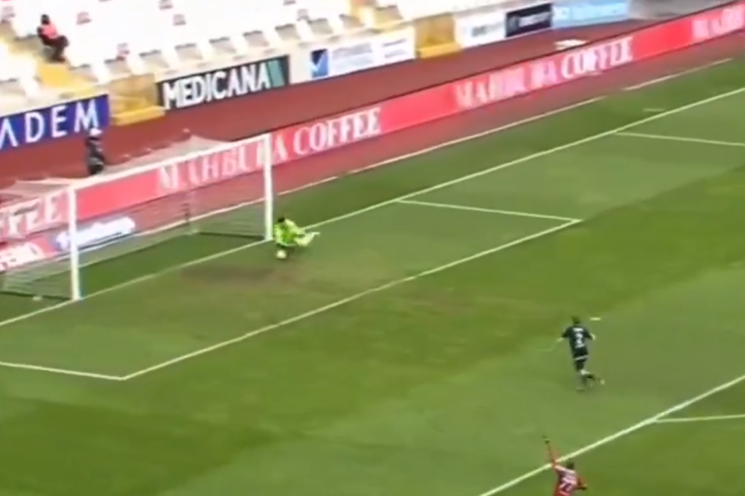 Beşiktaş Sivasspor karşısında 6. dakikada geriye d&uuml;şt&uuml;, taraftar Ersin Destanoğlu'nun topa tuttu! "Daha fazla dayanamıyorum"