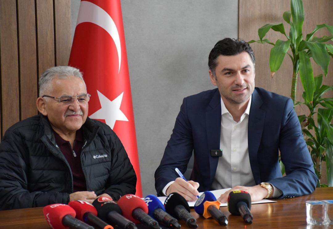 Kayserispor'la anlaşan Burak Yılmaz'ın imza t&ouml;reninde skandal s&ouml;zler! ''İmza atacakmış bu arkadaş! A&ccedil;ığa at, ben &uuml;st&uuml;n&uuml; yazarım...''