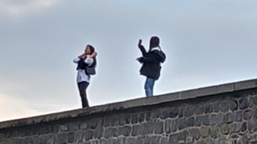 Tarihi surlarda &ouml;l&uuml;m&uuml;ne selfie! 1 haftada 2 kişi hastanelik oldu, manzara değişmedi