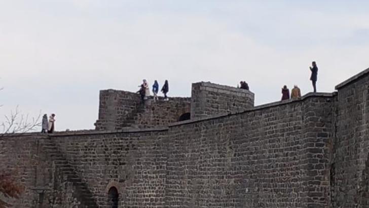 Tarihi surlarda ölümüne selfie! 1 haftada 2 kişi hastanelik oldu, manzara değişmedi G5