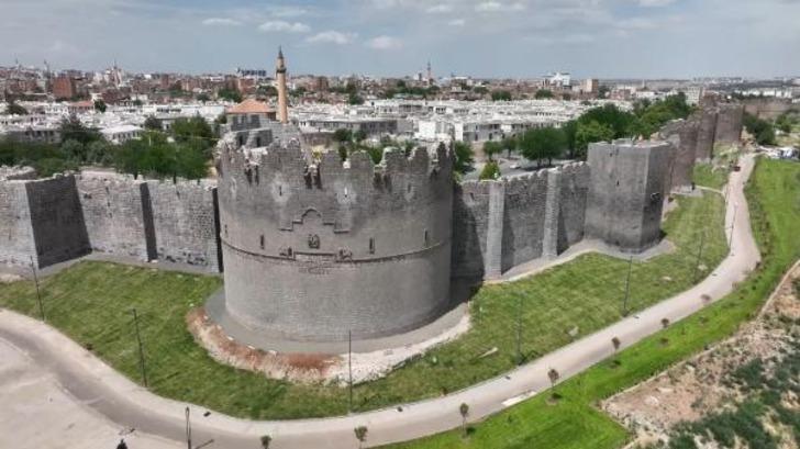 Tarihi surlarda ölümüne selfie! 1 haftada 2 kişi hastanelik oldu, manzara değişmedi G3