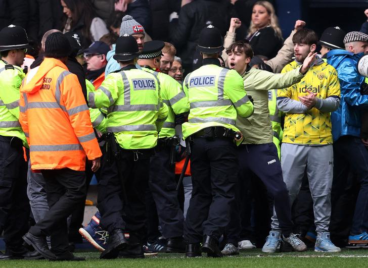 Maç değil savaş alanı, yeşil sahalar kana bulandı! Milli yıldızın da sahada olduğu FA Cup mücadelesinde taraftarlar sahaya indi, maç yarıda kaldı G1