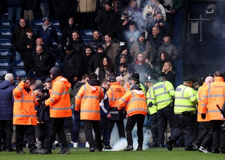 Maç değil savaş alanı, yeşil sahalar kana bulandı! Milli yıldızın da sahada olduğu FA Cup mücadelesinde taraftarlar sahaya indi, maç yarıda kaldı G4