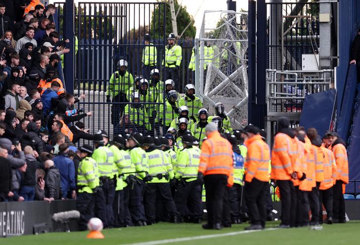Maç değil savaş alanı, yeşil sahalar kana bulandı! Milli yıldızın da sahada olduğu FA Cup mücadelesinde taraftarlar sahaya indi, maç yarıda kaldı G5