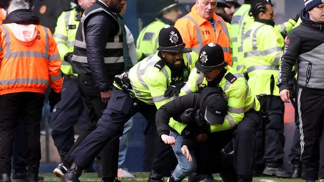 Maç değil savaş alanı, yeşil sahalar kana bulandı! Milli yıldızın da sahada olduğu FA Cup mücadelesinde taraftarlar sahaya indi, maç yarıda kaldı
