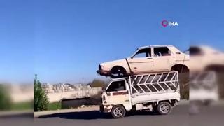 Şanlıurfa'da şaşırtan görüntü! Kamyonetin üzerinde araba taşıdı