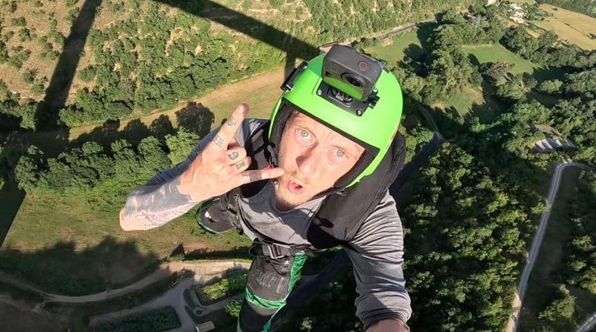 Adrenalin tutkusu canından etti! Pattaya'da 30 katlı binadan atlayan paraşütçü yere çakıldı