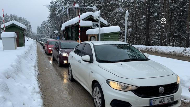 Abant ve Gölcük'te yarıyıl tatili yoğunluğu! Kilometrelerce araç kuyruğu oluştu G4