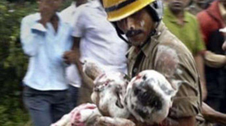 Hindistan'da u&ccedil;ak d&uuml;şt&uuml;: 160 &ouml;l&uuml;