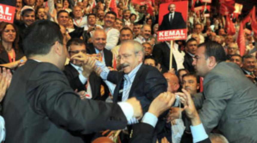 Akın akın kurultay salonuna