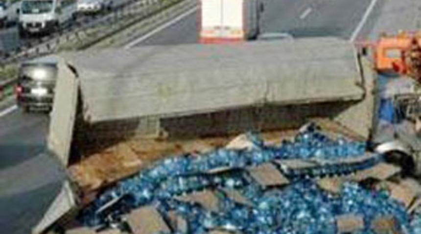 TEM'de TIR devrildi, trafik fel&ccedil; oldu