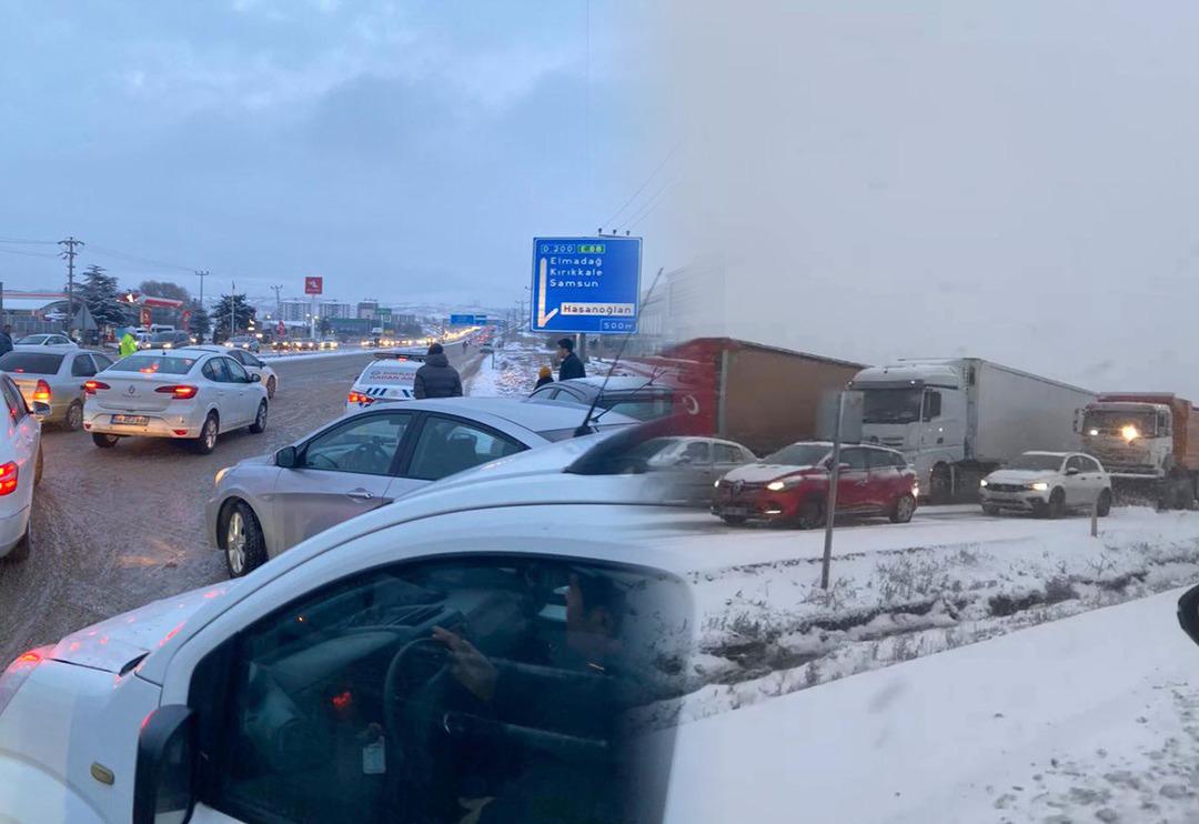 Kar etkili oldu! Ankara-Kırıkkale yolunda &ccedil;ok sayıda kaza meydana geldi