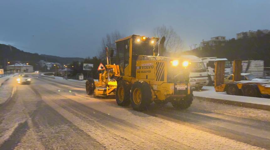 Kaş'ta dolu nedeniyle kapanan kara yolunda temizlik çalışması yapılıyor
