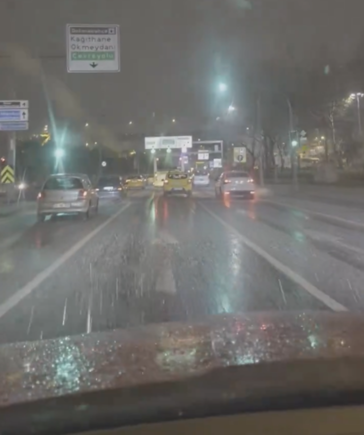 Haliç'te araçlar yolda kaldı, birçok yer beyaza büründü! AKOM ve Meteoroloji'nin uyarısının ardından İstanbul'da kar kendini gösterdi G4