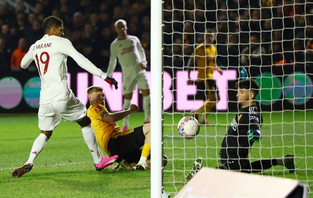 Altay Bayındır Manchester United formasıyla &ccedil;ıktığı ilk ma&ccedil;ında 4. lig takımından 11 dakikada 2 gol yedi! Sosyal medya &ccedil;alkalandı