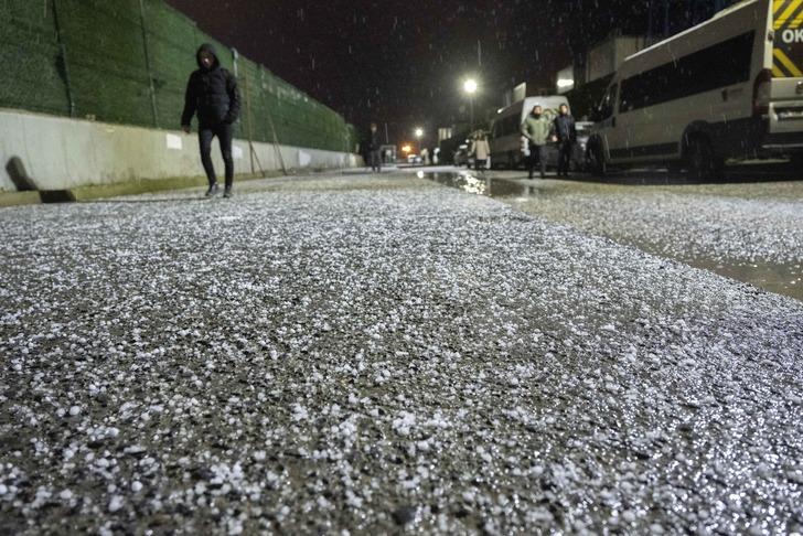 Haliç'te araçlar yolda kaldı, birçok yer beyaza büründü! AKOM ve Meteoroloji'nin uyarısının ardından İstanbul'da kar kendini gösterdi G3