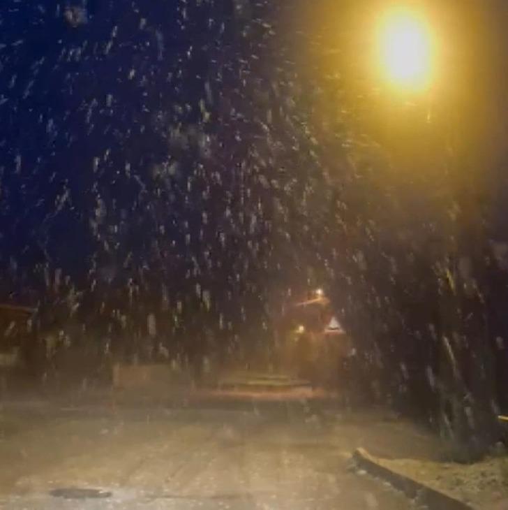 Haliç'te araçlar yolda kaldı, birçok yer beyaza büründü! AKOM ve Meteoroloji'nin uyarısının ardından İstanbul'da kar kendini gösterdi G1