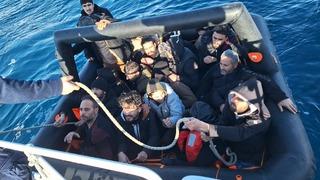 İzmir açıklarında 69 düzensiz göçmen kurtarıldı, 32 düzensiz göçmen yakalandı