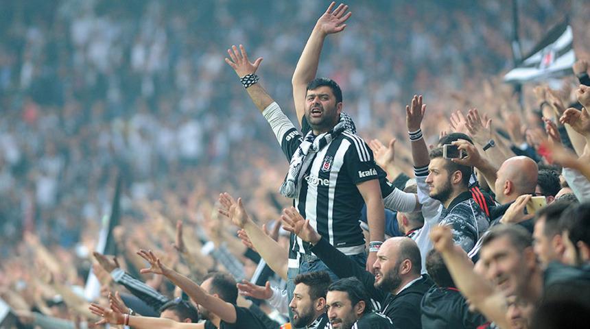 3 haftadır galibiyet alamayan ve rakiplerine gol dahi atamayan Beşiktaş'ta taraftar artık isyan etti! "Futbolcu mu dövelim, tesis mi basalım!"