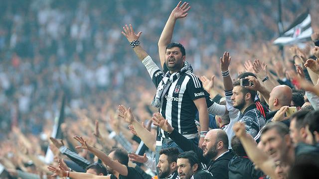 3 haftadır galibiyet alamayan ve rakiplerine gol dahi atamayan Beşiktaş'ta taraftar artık isyan etti! Futbolcu mu dövelim, tesis mi basalım!