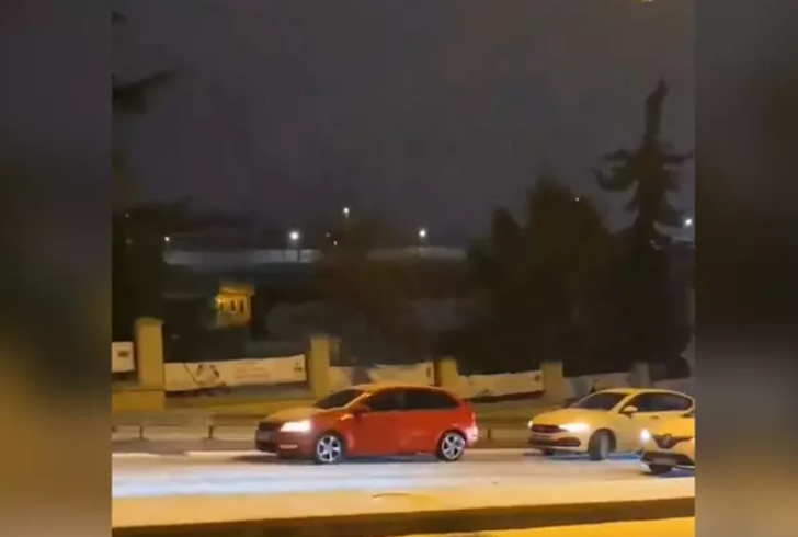 Haliç'te araçlar yolda kaldı, birçok yer beyaza büründü! AKOM ve Meteoroloji'nin uyarısının ardından İstanbul'da kar kendini gösterdi G5