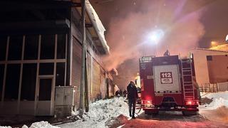 Hakkari'de kapı, pencere imalathanesinde çıkan yangın hasara neden oldu