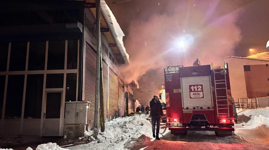Hakkari'de kapı, pencere imalathanesinde çıkan yangın hasara neden oldu