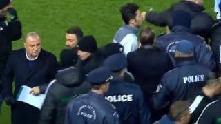 Panathinaikos ile çıktığı 5'nci maçında ilk yenilgisini tattı! Terim PAOK'un attığı gol sonrası çılgına döndü, sahaya polis ekipleri girdi