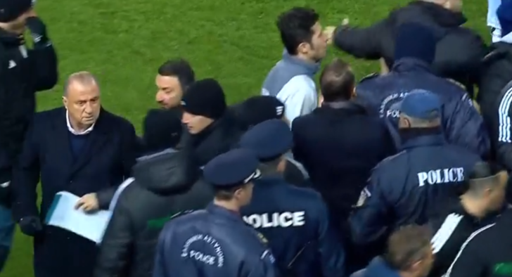 Panathinaikos ile çıktığı 5'nci maçında ilk yenilgisini tattı! Terim PAOK'un attığı gol sonrası çılgına döndü, sahaya polis ekipleri girdi G3