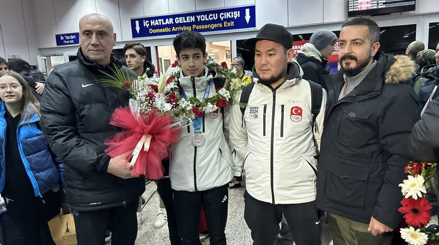 Türkiye tarihinde ilke imza atan sürat patenci Bozdağ'a Erzurum'da coşkulu karşılama