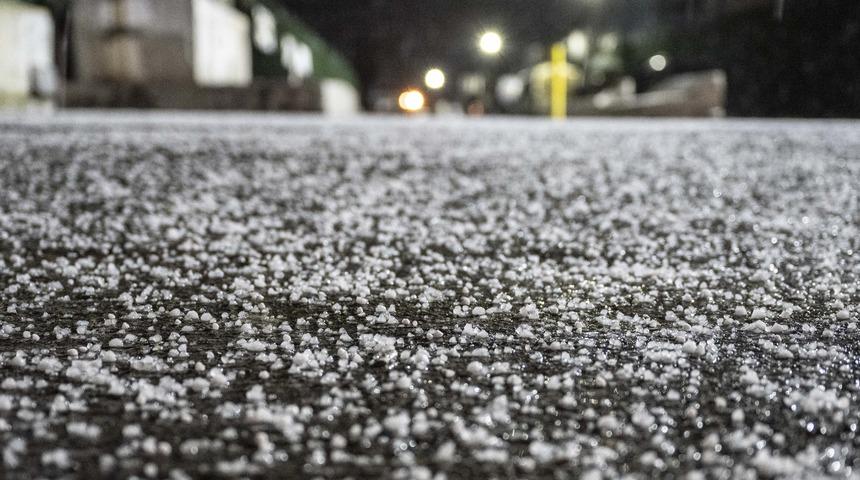 İstanbul'da kar bazı cadde ve sokakları beyaza bürüdü
