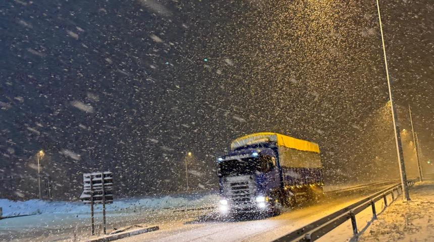 Kuzey Marmara Otoyolu'nda kar yağışı etkili oluyor
