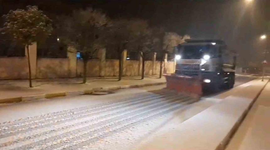 Pendik Belediyesi karla m&uuml;cadele &ccedil;alışmalarını kesintisiz s&uuml;rd&uuml;r&uuml;yor