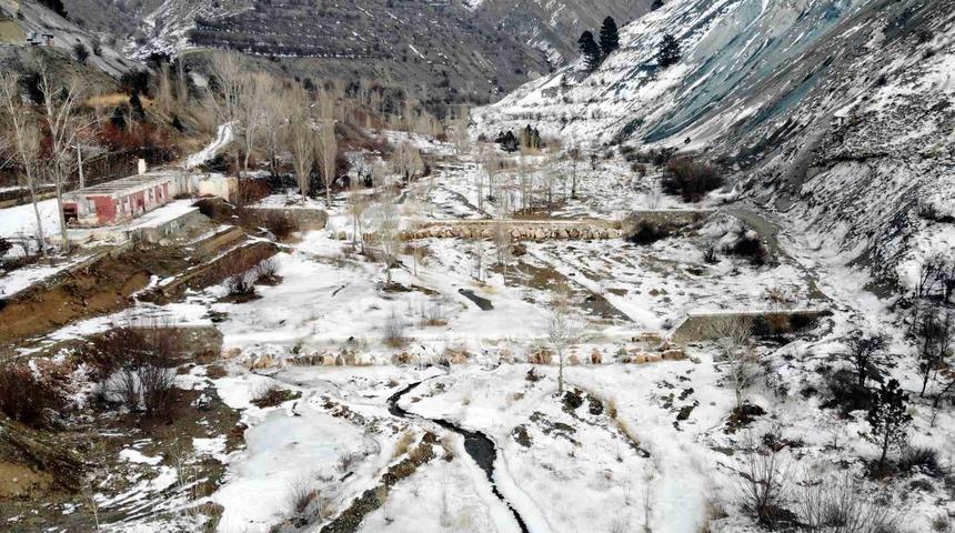 Erzincan’da dereler buz tuttu