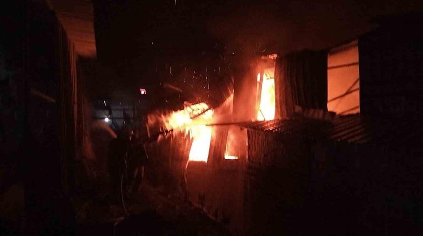 İmalathanede korkutan yangın...Alevler ahıra sı&ccedil;ramadan s&ouml;nd&uuml;r&uuml;ld&uuml;