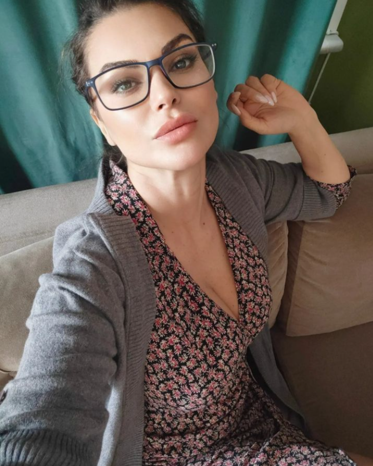 Şarkıcı Nez'in iddialı elbisesi ve dansı sosyal medyayı salladı! Yorum yağdı G2