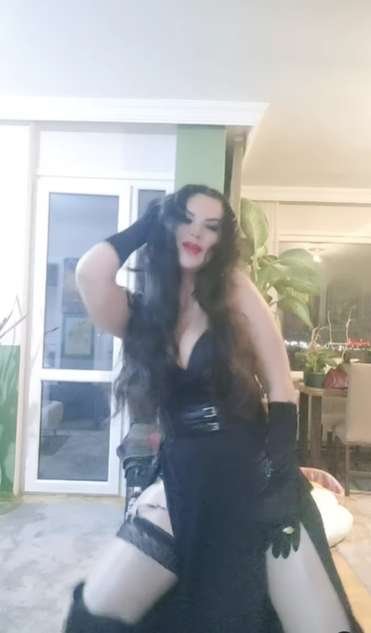 Şarkıcı Nez'in iddialı elbisesi ve dansı sosyal medyayı salladı! Yorum yağdı G3