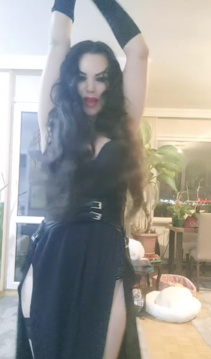 Şarkıcı Nez'in iddialı elbisesi ve dansı sosyal medyayı salladı! Yorum yağdı G4