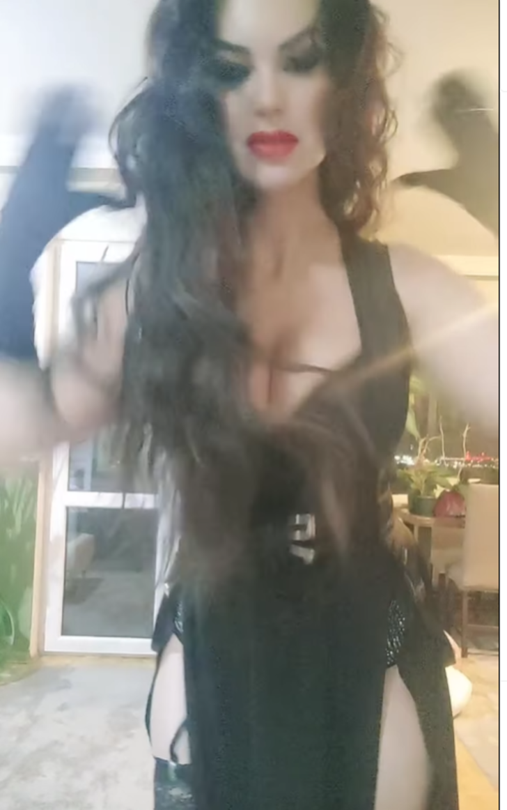 Şarkıcı Nez'in iddialı elbisesi ve dansı sosyal medyayı salladı! Yorum yağdı G5