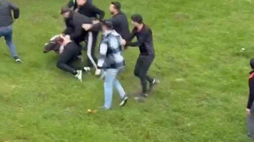 İstanbul&rsquo;da trafikte tartıştan tarafların yumruklu kavgası kamerada