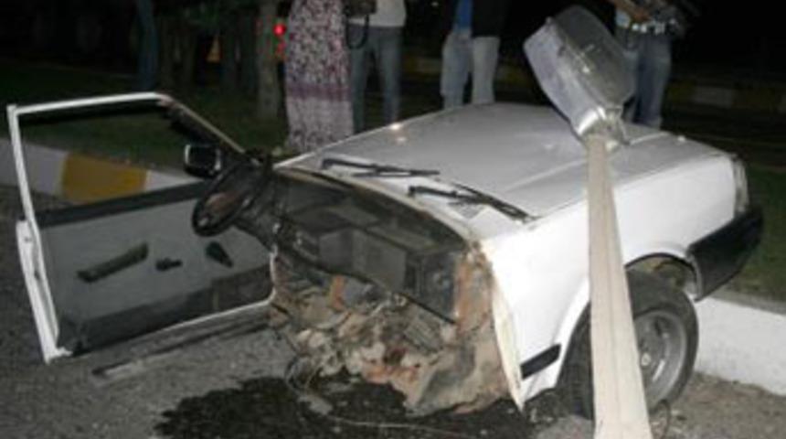 İkiye b&ouml;l&uuml;nen otomobilden &ccedil;ıkıp gitti