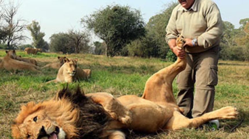 Bu adam ne yapıyor?