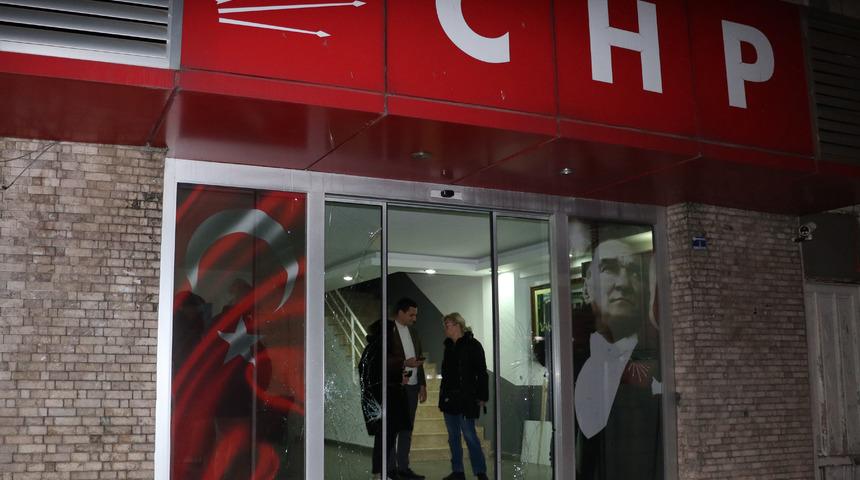 CHP İl Başkanlığı binasına saldırı: Sesleri duyanlar polis çağırdı, şüpheli gözaltına alındı